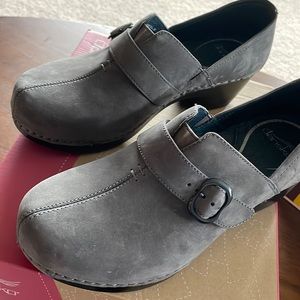 Dansko Tamara Nubuck grey size 39  dress pumps. New - only worn around house